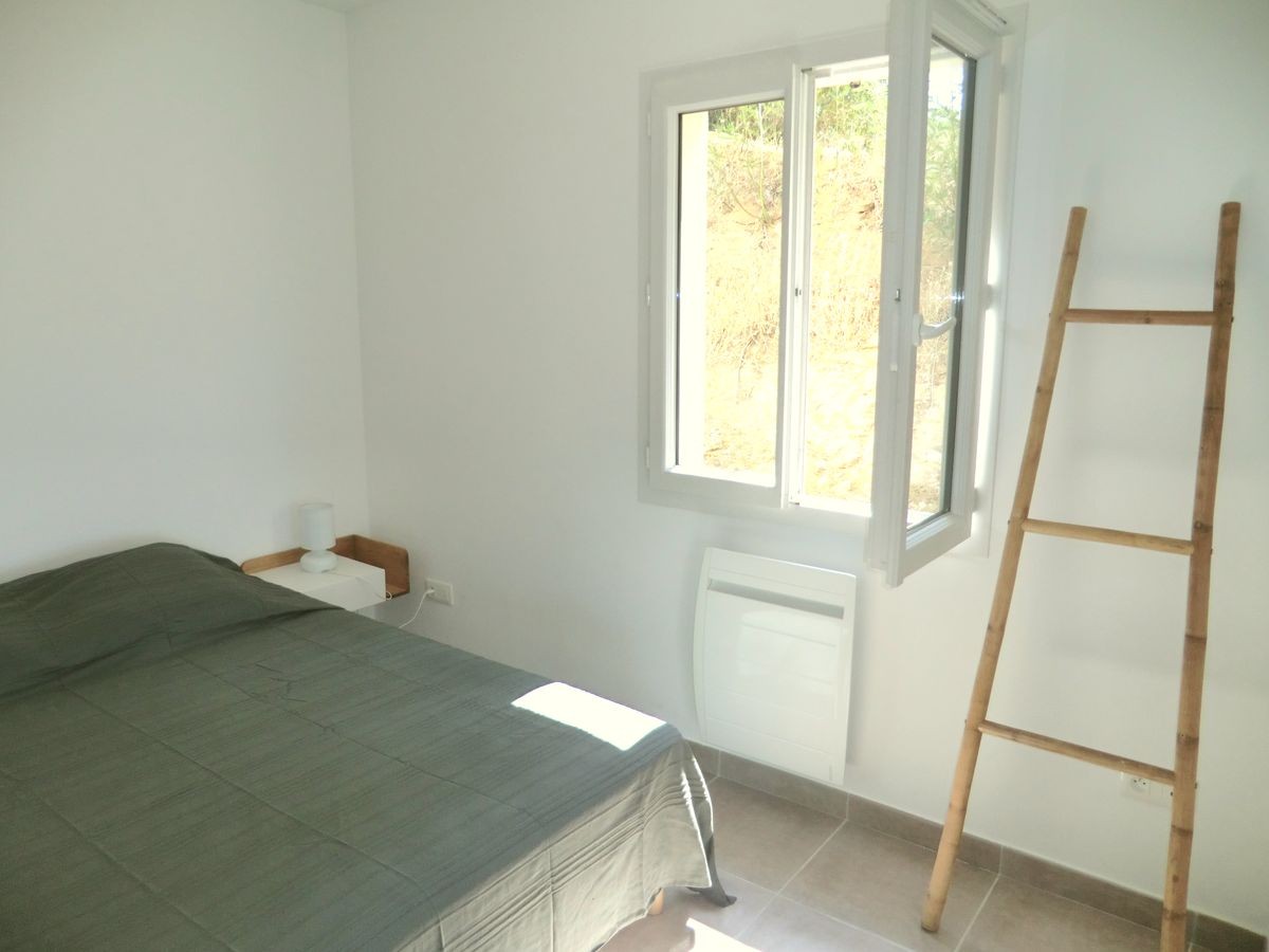 villa-viala-rayol-chambre-bas-fenetre